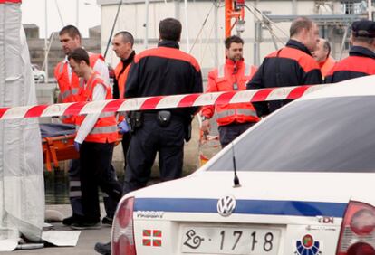 Miembros de de Salvamento Marítimo trasladan el cuerpo de una persona cuyo cadáver fue localizado en el mar a unas seis millas de Bermeo.