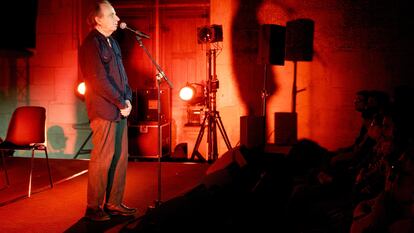 Michel Houellebecq, recitando en un espectáculo basado en su obra poética, en 2022.