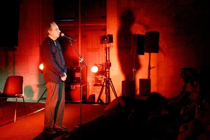 Michel Houellebecq, recitando en un espectáculo basado en su obra poética, en 2022.