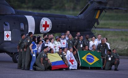 Militares brasileños y miembros de la CRuz Roja posan tras transportar a los rehenes de las FARC hasta Villavicencio.