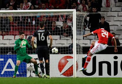 Ezequiel Garay marca el gol de la victoria del Benfica al Celtic.