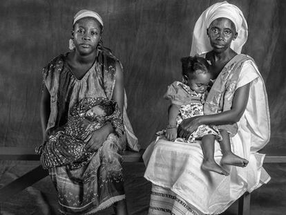 Dos niñas en el hospital Rey Balduino de Dakar, con su madre, Fatimata Rose MBengue, de 24 años, y su abuela, Aminata Soné, de 51 años.