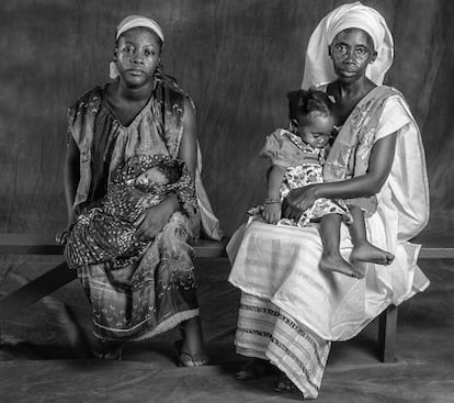 Dos niñas en el hospital Rey Balduino de Dakar, con su madre, Fatimata Rose MBengue, de 24 años, y su abuela, Aminata Soné, de 51 años.