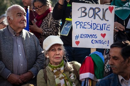 una adherente del presidente Gabriel Boric en Chile