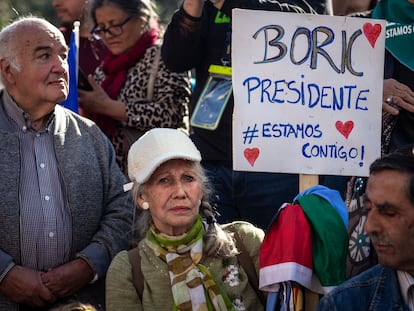 Una mujer sostiene un cartel con la frase "Boric presidente,  #EstamosContigo", durante una manifestación en apoyo al mandatario, en Santiago, el 30 de septiembre de 2023.