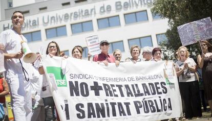 Protesta del personal sanitario en el hospital de Bellvitge en 2014.