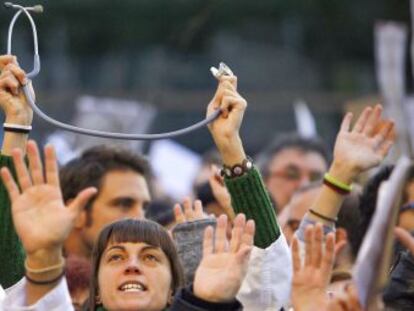 Concentración ante la Asamblea de Madrid para protestar por las medidas sanitarias.