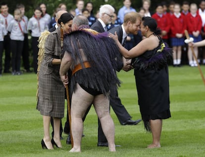 A su llegada a Nueva Zelanda el pasado domingo, Harry y Meghan reciben una bienvenida 'hongi', al estilo tradicional maorí, en la casa de gobierno de Wellington.