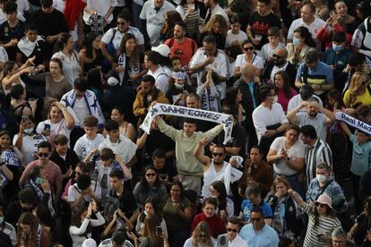 Aficionados del Real Madrid en las inmediaciones de la plaza de Cibeles de Madrid esperan la llegada de los jugadores para celebrar el título de Liga conseguido por el equipo tras vencer al Espanyol. 