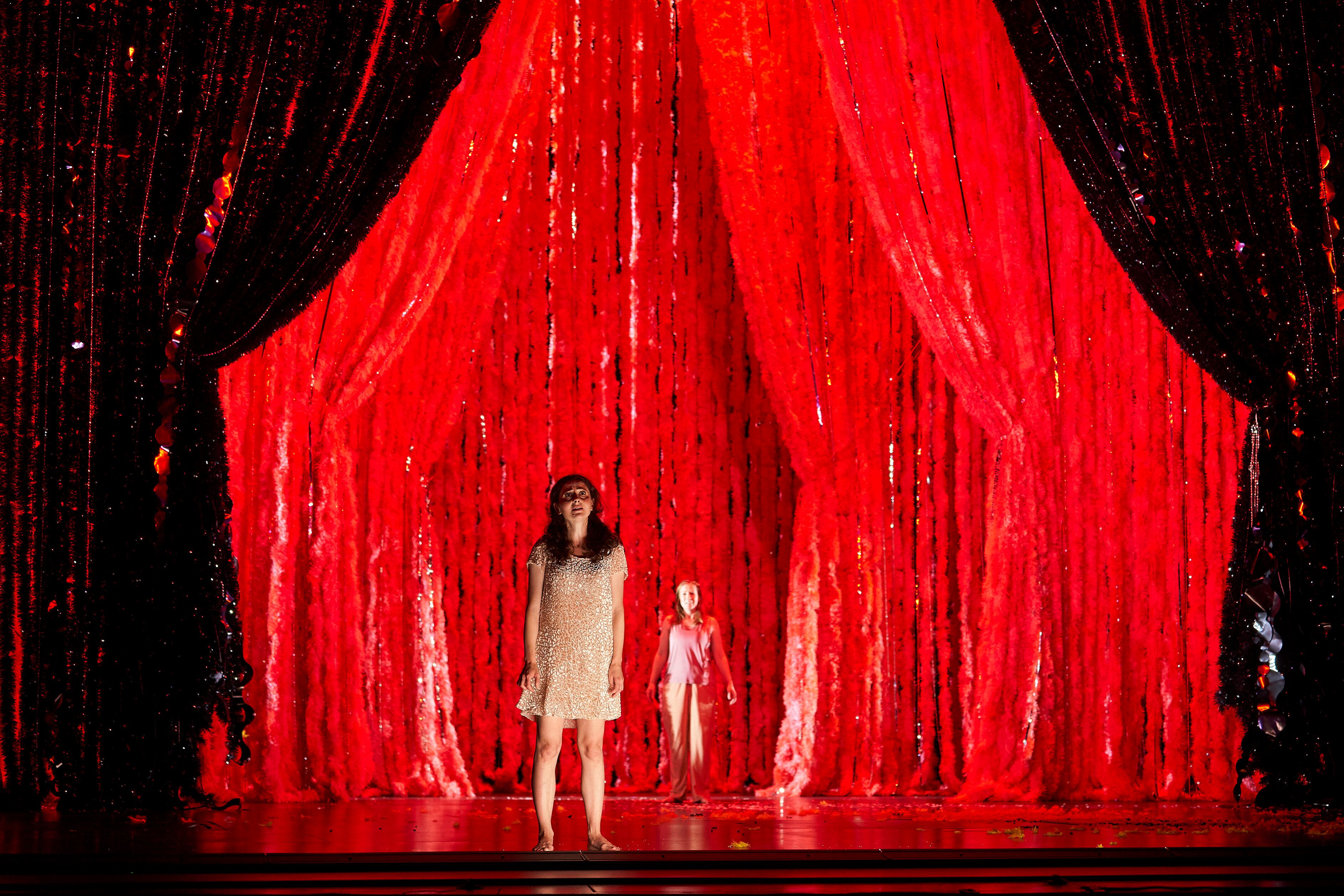 La soprano Elena Tsallagova y la ‘mezzo’ Paula Murrihy, durante el segundo acto de ‘La zorrita astuta’, el pasado lunes en el Liceu.