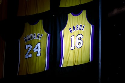 Las camisetas de Pau Gasol y Kobe Bryant, juntas, en el marco en el que son colocados los números retirados de los Lakers. En la conferencia de prensa del martes, Gasol se deshizo en elogios hacia el fallecido Bryant, a quien se refirió como la razón por la que se desafiaba a sí mismo a ser mejor jugador.
