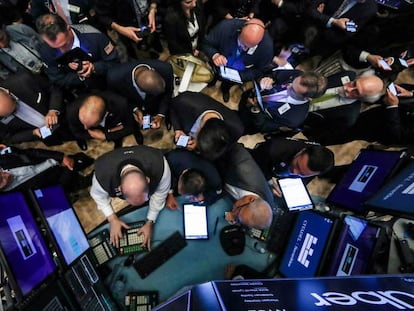 Operadores en el patio de negociación de la Bolsa de Nueva York.