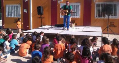 Actuación del cuentacuentos Llorenç en el colegio Ciutat de Cremona el 29 de mayo.
