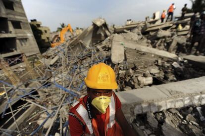 Labores de rescate entre los escombros de un edificio que se ha derrumbado en Moulivakkan, cerca de Chennai, India.