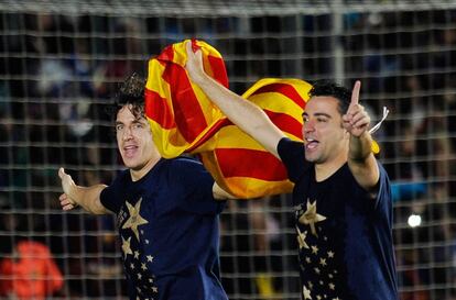 Puyol y Xavi celebran el titulo de liga conseguido por el FC Barcelona.