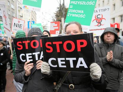 Manifestantes en contra del TTIP y el CETA en Polonia. 