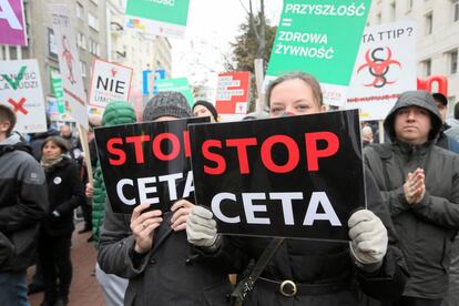 Manifestantes en contra del TTIP y el CETA en Polonia. 