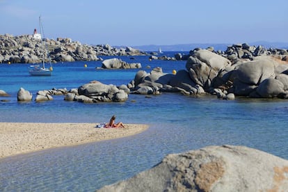 Bañistas en Cala di Achiarina, en las islas Lavezzi, al sur de Córcega.