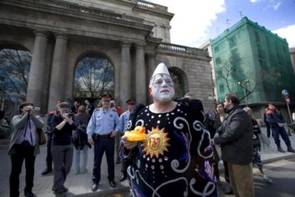 El cómico Leo Bassi se ha puesto el disfraz de payaso para reivindicar la cultura libre en Barcelona