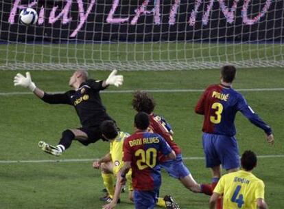 Llorente remata entre Alves y Puyol y el balón supera a Valdés para colarse por la escuadra en el gol del empate definitivo.