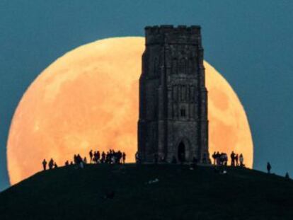 La superluna de septiembre en Glastonbury Tor, Inglaterra.