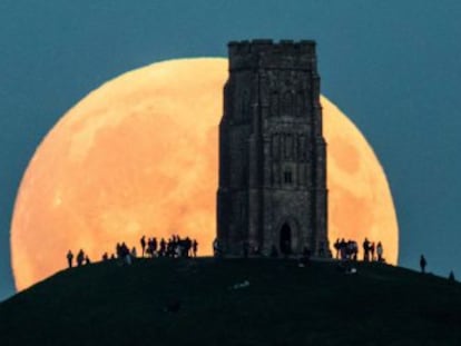 La superluna de septiembre en Glastonbury Tor, Inglaterra.