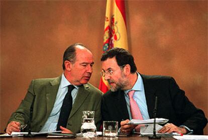 Rato conversa con el vicepresidente primero, Mariano Rajoy, ayer tras el Consejo de Ministros.