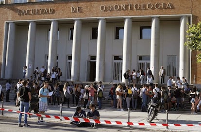 Estudiantes esperan en la Universidad Complutense para el inicio de la primera Evaluación de Bachillerato para el Acceso a la Universidad (EBAU), que sustituye a la Selectividad tras la implantación de la LOMCE. La nueva prueba es muy parecida a la anterior, a excepción de que los alumnos tendrán menos asignaturas entre las que escoger y que Filosofía desaparece como materia troncal.