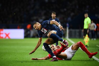 Champions League: Mbappé se duele de una entrada en el partido entre el PSG y el Benfica