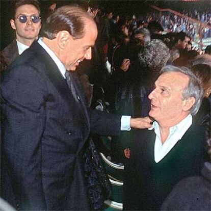Silvio Berlusconi saluda a Calisto Tanzi.