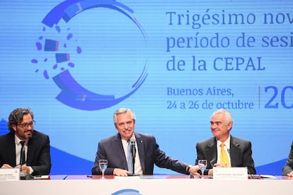 Santiago Cafiero (izq.), Alberto Fernández y José Manuel Salazar-Xirinachs en la apertura de sesiones de la Cepal en Buenos Aires