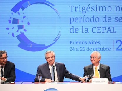 Santiago Cafiero (izq.), Alberto Fernández y José Manuel Salazar-Xirinachs en la apertura de sesiones de la Cepal en Buenos Aires el lunes.