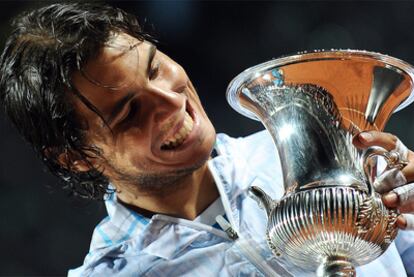 Nadal sonríe al recoger su copa de campeón del Masters 1000 de Roma