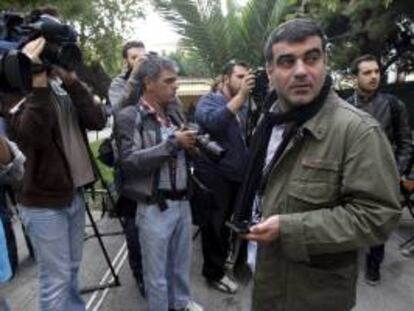 El periodista Kostas Vaxevanis (centro) atiende a los medios de comunicación durante un receso en los juzgados en Atenas (Grecia) el pasado 1 de noviembre. EFE/Archivo