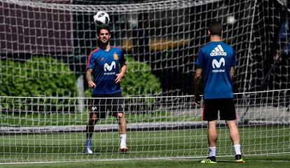 Isco se entrena jugando al futvolley, este lunes en Rusia.