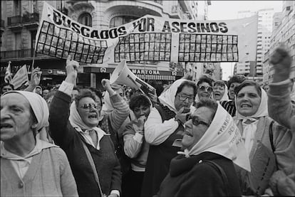 Miembros de la asociaci&oacute;n Madres de la Plaza de Mayo en la plaza de Mayo en Buenos Aires en 1985.