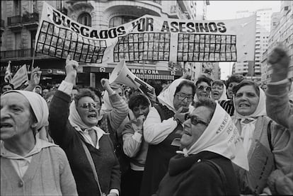 Miembros de la asociación Madres de la Plaza de Mayo en la plaza de Mayo en Buenos Aires en 1985.