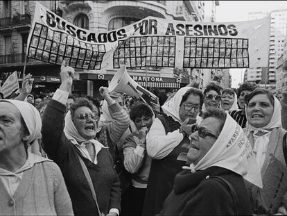 Miembros de la asociaci&oacute;n Madres de la Plaza de Mayo en la plaza de Mayo en Buenos Aires en 1985.