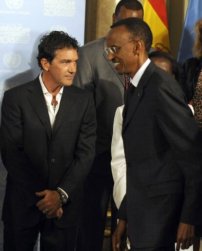 El presidente ruandés, Paul Kagame, junto al actor español Antonio Banderas.