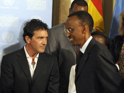El presidente ruandés, Paul Kagame, junto al actor español Antonio Banderas.