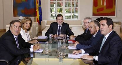 Reunión de Mariano Rajoy y Fátima Bañez con sindicatos y la patronal