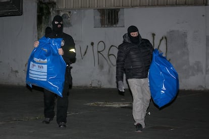 Dos agents transporten marihuana decomissada en un dels escorcolls.