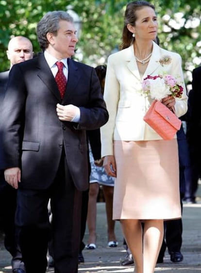 La infanta Elena junto al ministro de Cultura, César Antonio Molina, en la inauguración de PhotoEspaña08