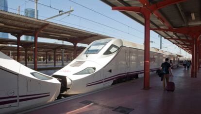 Tren Alvia Madrid-Galicia en la estaci&oacute;n de Madrid Chamart&iacute;n.