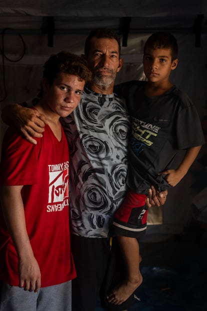 Fredy Bobea (50 años) y sus hijos Freider (8) y Frederic (15), procedentes de Venezuela.