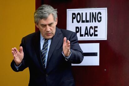 El ex primer ministro Gordon Brown visita un centro electoral North Queensferry, Escocia.