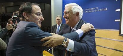 El presidente de la CEA, Javier González de Lara, (izquierda) junto a su antecesor Santiago Herrero.