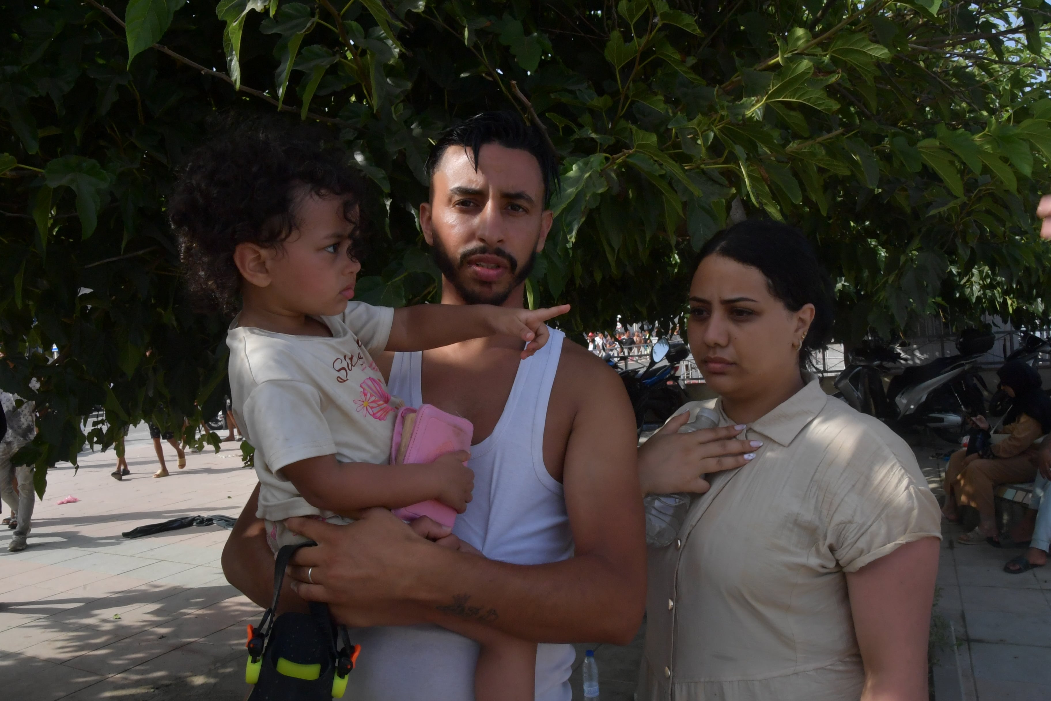 Un joven matrimonio que pasó con su bebé este jueves a Ceuta.