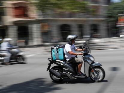 Un repartidor en moto en Barcelona.