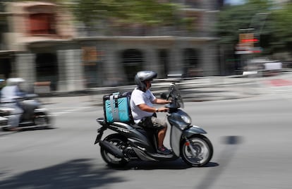 Un repartidor en moto en Barcelona.